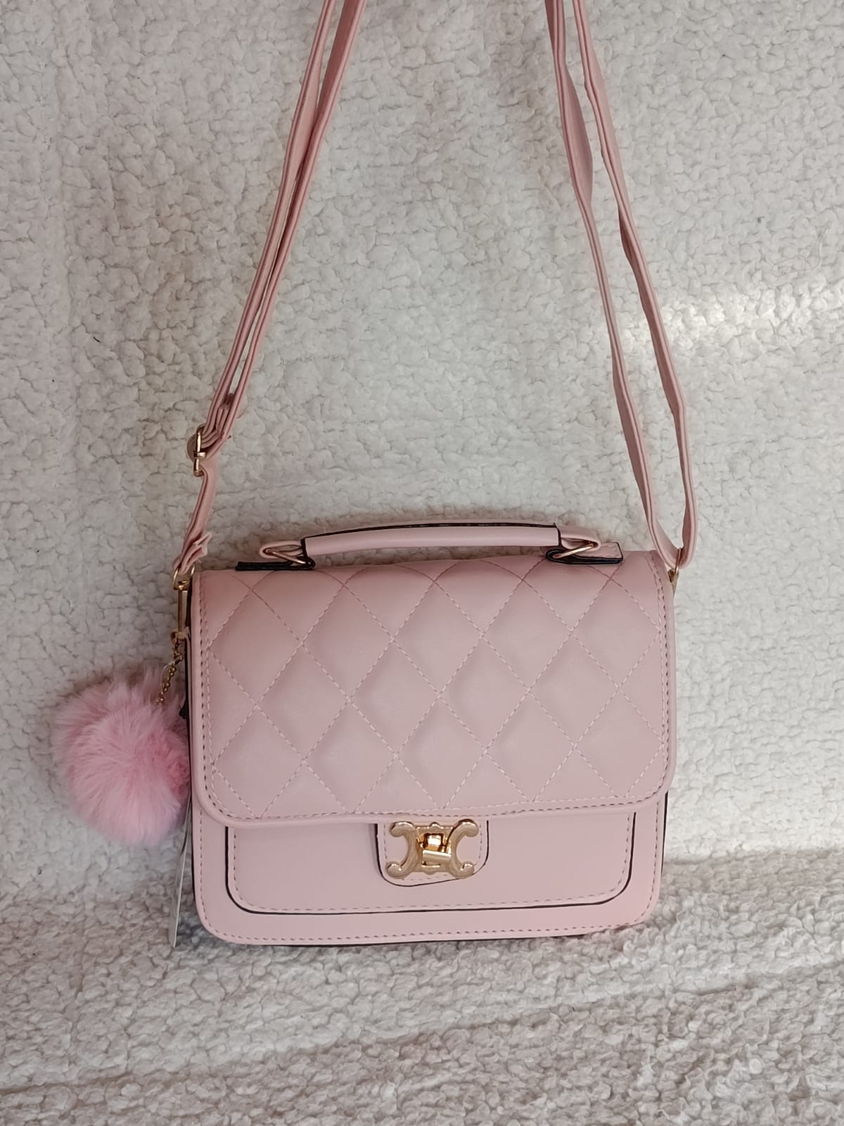 Bolsa Feminina Transversal Matelassê com Alça de Mão e Pompom - Modelo Versátil e Elegante